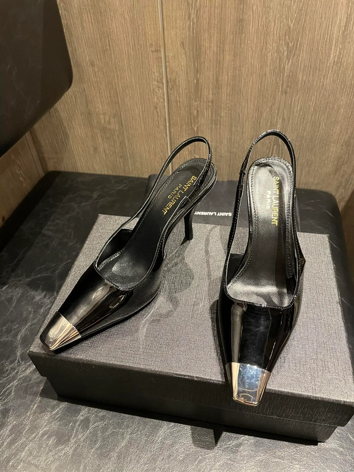 👟👟Ex-factory price 480👟👟 Women's Shoes Women's Clothes Women's Shoes Women's Clothes 22 Spring and Summer SAINT LAURENT [color] [Color] YSL Ves👟👟Ex-factory price 480, one of the goddess series, popular goddess high heels, [Firecracker] [Firecracker] new elements full of personality, small square toe metal toe caps in different colors, so beautiful! The perfect combination of fashionable style and cool [Fireworks][Fireworks], the shoe last shape is completely reproduced at 1:1. Fabric: imported black patent leather, black calfskin, two colors. Lining: imported sheepskin. Feet: imported sheepskin. Heel height: 6cm 9cm 35-39 (customized at 34.40.41)